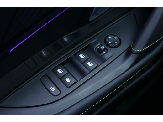 Peugeot 208 GT | Armsteunen op de voorportieren bekleed met kunstleder met groen sierstiksel (GT-Line) | Clim... ActivLease financial lease