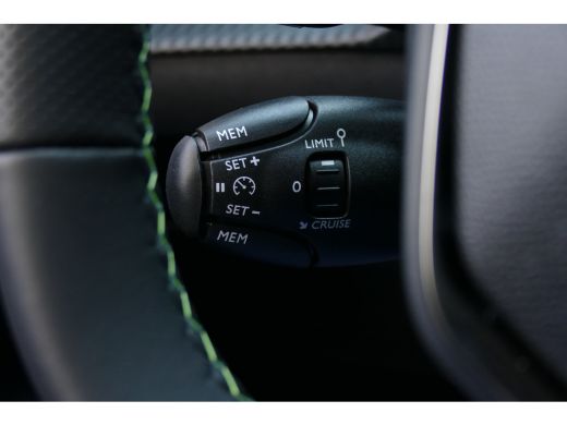 Peugeot 208 GT | Armsteunen op de voorportieren bekleed met kunstleder met groen sierstiksel (GT-Line) | Clim... ActivLease financial lease