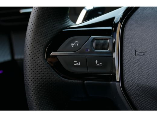 Peugeot 208 GT | Armsteunen op de voorportieren bekleed met kunstleder met groen sierstiksel (GT-Line) | Clim... ActivLease financial lease