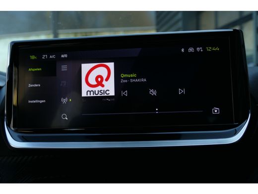 Peugeot 208 GT | Armsteunen op de voorportieren bekleed met kunstleder met groen sierstiksel (GT-Line) | Clim... ActivLease financial lease