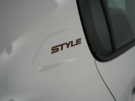 Peugeot 208 Style | Dashboard en deurpanelen in kunststof met carboneffect | Ecoled koplampen | Elektrisch ve... ActivLease financial lease