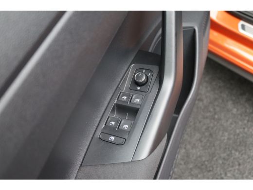 Volkswagen Polo 1.0 TSI Highline Business R-Line Panoramadak | Achterbank in delen neerklapbaar | Achteruitrijcam... ActivLease financial lease