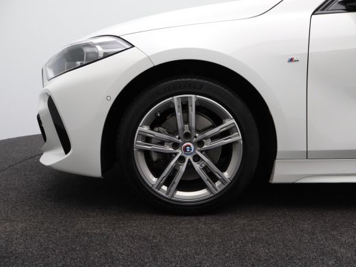 BMW 1 Serie M-Sport 118i Introduction Edition | Achteruitrijcamera | Airco (automatisch) | Armsteun voor ActivLease financial lease