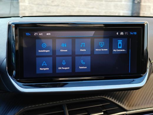 Peugeot 208 GT | Armsteunen op de voorportieren bekleed met kunstleder met groen sierstiksel (GT-Line) | Clim... ActivLease financial lease