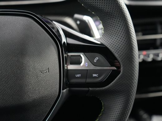 Peugeot 208 GT | Armsteunen op de voorportieren bekleed met kunstleder met groen sierstiksel (GT-Line) | Clim... ActivLease financial lease