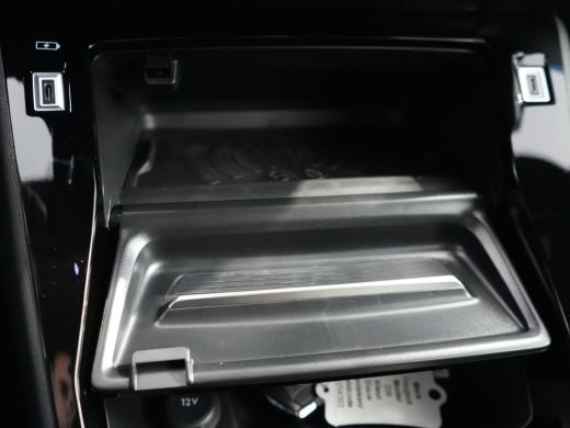 Peugeot 208 GT | Armsteunen op de voorportieren bekleed met kunstleder met groen sierstiksel (GT-Line) | Clim... ActivLease financial lease