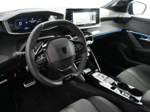 Peugeot 208 GT | Armsteunen op de voorportieren bekleed met kunstleder met groen sierstiksel (GT-Line) | Clim... ActivLease financial lease