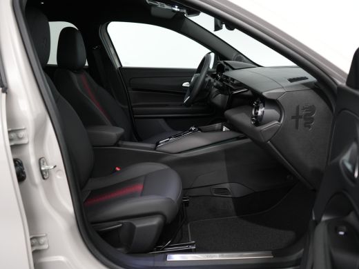 Alfa Romeo Junior 1.2 Turbo Hybrid Ibrida Speciale | Achterbank in delen neerklapbaar | Achteruitrijcamera | Airco ... ActivLease financial lease