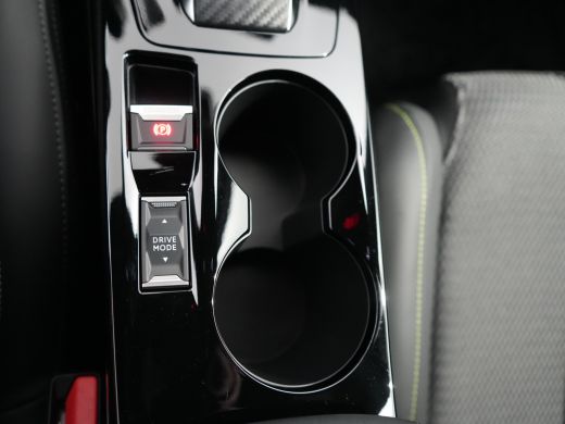 Peugeot 208 GT | Armsteunen op de voorportieren bekleed met kunstleder met groen sierstiksel (GT-Line) | Clim... ActivLease financial lease