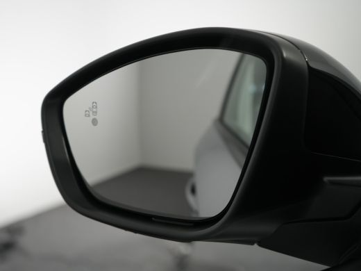 Peugeot 208 GT | Armsteunen op de voorportieren bekleed met kunstleder met groen sierstiksel (GT-Line) | Clim... ActivLease financial lease