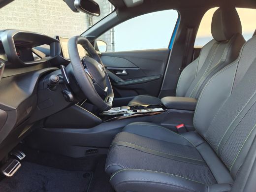 Peugeot 208 GT | Armsteunen op de voorportieren bekleed met kunstleder met groen sierstiksel (GT-Line) | Clim... ActivLease financial lease