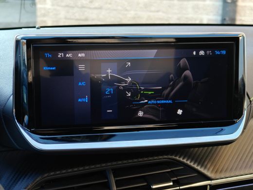 Peugeot 208 GT | Armsteunen op de voorportieren bekleed met kunstleder met groen sierstiksel (GT-Line) | Clim... ActivLease financial lease