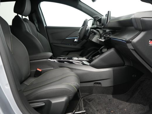 Peugeot 208 GT | Armsteunen op de voorportieren bekleed met kunstleder met groen sierstiksel (GT-Line) | Clim... ActivLease financial lease