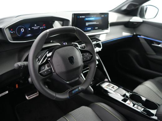 Peugeot 208 GT | Armsteunen op de voorportieren bekleed met kunstleder met groen sierstiksel (GT-Line) | Clim... ActivLease financial lease