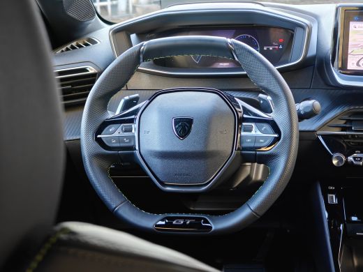 Peugeot 208 GT | Armsteunen op de voorportieren bekleed met kunstleder met groen sierstiksel (GT-Line) | Clim... ActivLease financial lease
