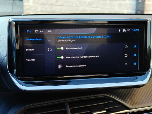 Peugeot 208 GT | Armsteunen op de voorportieren bekleed met kunstleder met groen sierstiksel (GT-Line) | Clim... ActivLease financial lease