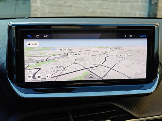 Peugeot 208 GT | Armsteunen op de voorportieren bekleed met kunstleder met groen sierstiksel (GT-Line) | Clim... ActivLease financial lease