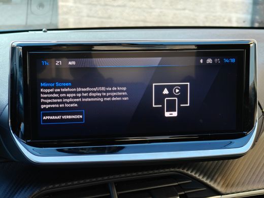 Peugeot 208 GT | Armsteunen op de voorportieren bekleed met kunstleder met groen sierstiksel (GT-Line) | Clim... ActivLease financial lease