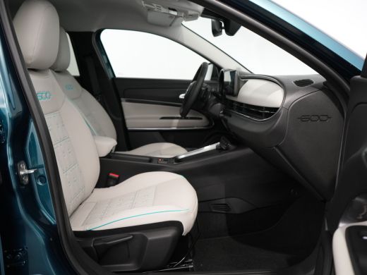 Fiat 600 1.2 Hybrid La Prima | Achteruitrijcamera | Airco (automatisch) | Apple Carplay/Android Auto|telef... ActivLease financial lease
