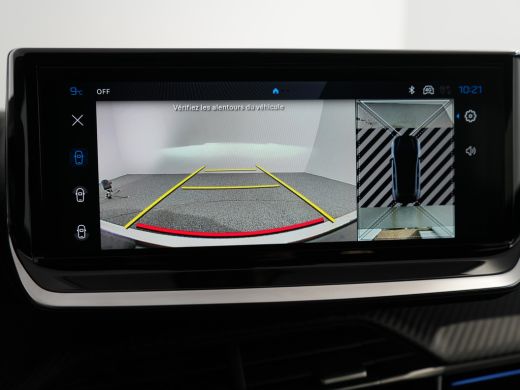 Peugeot 208 GT | Armsteunen op de voorportieren bekleed met kunstleder met groen sierstiksel (GT-Line) | Clim... ActivLease financial lease