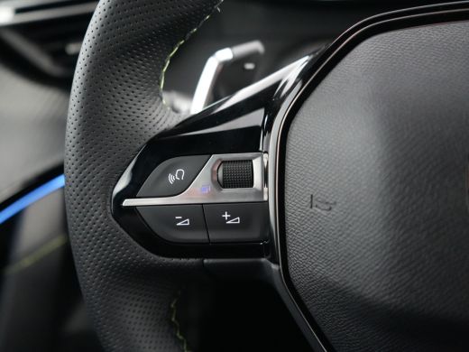 Peugeot 208 GT | Armsteunen op de voorportieren bekleed met kunstleder met groen sierstiksel (GT-Line) | Clim... ActivLease financial lease