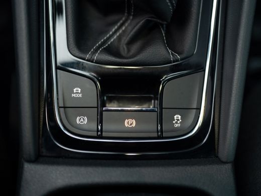 Skoda Karoq 1.5 TSI ACT Sportline Business | Trekhaak wegkl. | Camera | Prijs Rijklaar!! ActivLease financial lease