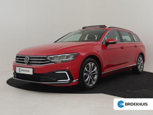 Volkswagen Passat GTE Business | Panorama dak | Trekhaak | Park assist | Dodehoekdetectie | Navigatie | Adaptief cr...