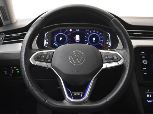 Volkswagen Passat GTE Business | Panorama dak | Trekhaak | Park assist | Dodehoekdetectie | Navigatie | Adaptief cr... ActivLease financial lease