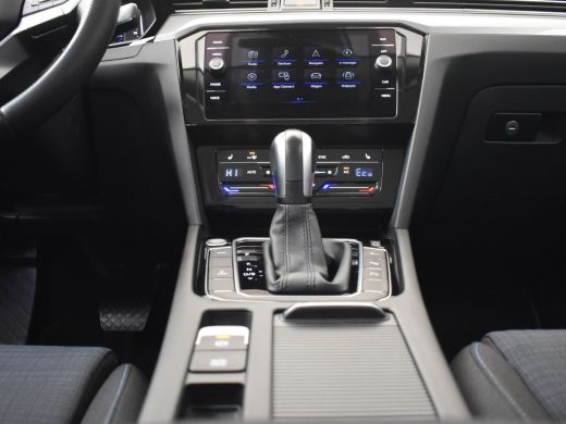 Volkswagen Passat GTE Business | Panorama dak | Trekhaak | Park assist | Dodehoekdetectie | Navigatie | Adaptief cr... ActivLease financial lease