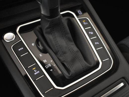 Volkswagen Passat GTE Business | Panorama dak | Trekhaak | Park assist | Dodehoekdetectie | Navigatie | Adaptief cr... ActivLease financial lease
