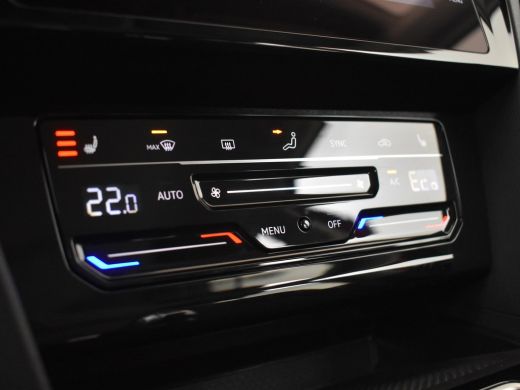 Volkswagen Passat GTE Business | Panorama dak | Trekhaak | Park assist | Dodehoekdetectie | Navigatie | Adaptief cr... ActivLease financial lease