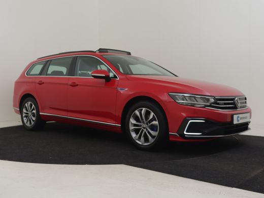 Volkswagen Passat GTE Business | Panorama dak | Trekhaak | Park assist | Dodehoekdetectie | Navigatie | Adaptief cr... ActivLease financial lease