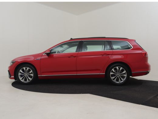 Volkswagen Passat GTE Business | Panorama dak | Trekhaak | Park assist | Dodehoekdetectie | Navigatie | Adaptief cr... ActivLease financial lease