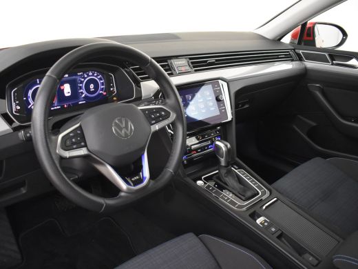Volkswagen Passat GTE Business | Panorama dak | Trekhaak | Park assist | Dodehoekdetectie | Navigatie | Adaptief cr... ActivLease financial lease