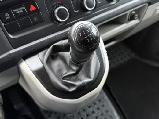 Volkswagen Transporter 2.0 TDI 150 PK / L2H1 / 1e EIG. / IMPERIAAL / TREKHAAK / AIRCO / CRUISE / PDC ActivLease financial lease