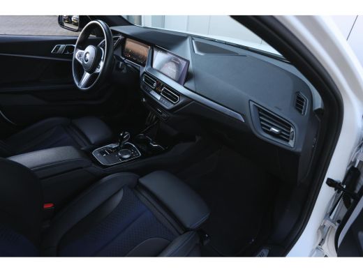 BMW 1 Serie 118i M Sport Automaat / Sportstoelen / M Sportonderstel / LED / Live Cockpit Professional /  PDC ... ActivLease financial lease