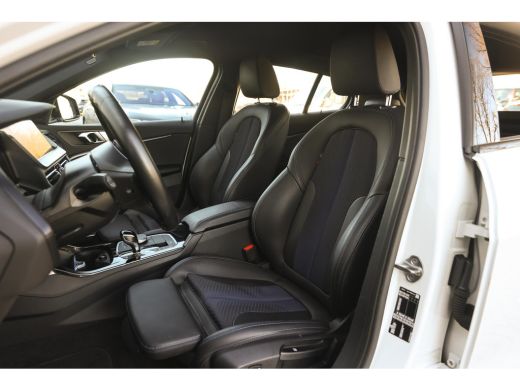 BMW 1 Serie 118i M Sport Automaat / Sportstoelen / M Sportonderstel / LED / Live Cockpit Professional /  PDC ... ActivLease financial lease