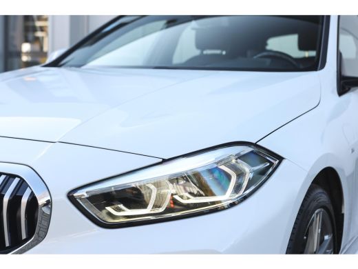 BMW 1 Serie 118i M Sport Automaat / Sportstoelen / M Sportonderstel / LED / Live Cockpit Professional /  PDC ... ActivLease financial lease