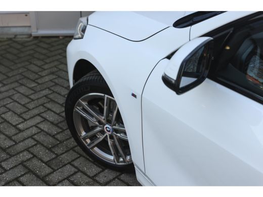 BMW 1 Serie 118i M Sport Automaat / Sportstoelen / M Sportonderstel / LED / Live Cockpit Professional /  PDC ... ActivLease financial lease