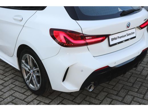 BMW 1 Serie 118i M Sport Automaat / Sportstoelen / M Sportonderstel / LED / Live Cockpit Professional /  PDC ... ActivLease financial lease