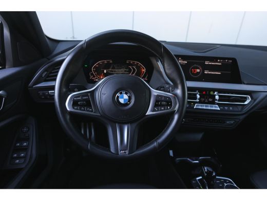 BMW 1 Serie 118i M Sport Automaat / Sportstoelen / M Sportonderstel / LED / Live Cockpit Professional /  PDC ... ActivLease financial lease