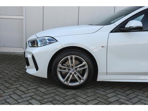 BMW 1 Serie 118i M Sport Automaat / Sportstoelen / M Sportonderstel / LED / Live Cockpit Professional /  PDC ... ActivLease financial lease