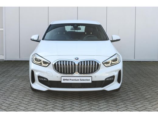 BMW 1 Serie 118i M Sport Automaat / Sportstoelen / M Sportonderstel / LED / Live Cockpit Professional /  PDC ... ActivLease financial lease