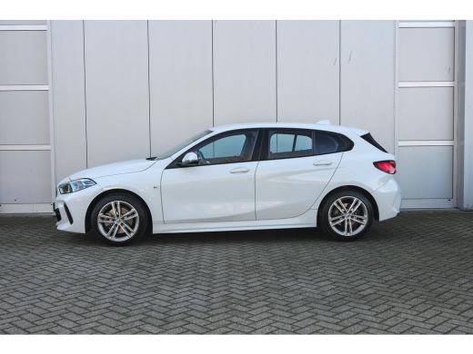 BMW 1 Serie 118i M Sport Automaat / Sportstoelen / M Sportonderstel / LED / Live Cockpit Professional /  PDC ... ActivLease financial lease
