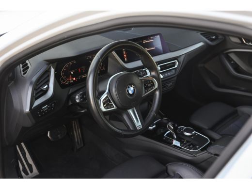 BMW 1 Serie 118i M Sport Automaat / Sportstoelen / M Sportonderstel / LED / Live Cockpit Professional /  PDC ... ActivLease financial lease