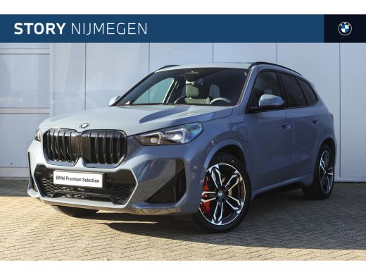 BMW X1 xDrive25e M Sport Automaat / Panoramadak / Trekhaak / Sportstoelen / M Adaptief onderstel / Comfo...