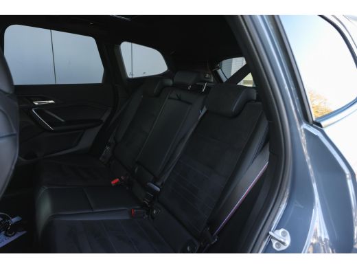 BMW X1 xDrive25e M Sport Automaat / Panoramadak / Trekhaak / Sportstoelen / M Adaptief onderstel / Comfo... ActivLease financial lease