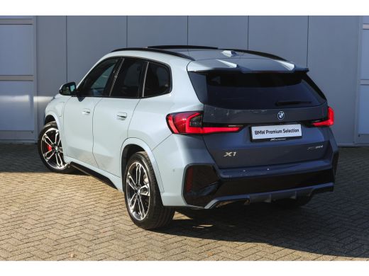BMW X1 xDrive25e M Sport Automaat / Panoramadak / Trekhaak / Sportstoelen / M Adaptief onderstel / Comfo... ActivLease financial lease