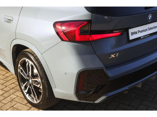 BMW X1 xDrive25e M Sport Automaat / Panoramadak / Trekhaak / Sportstoelen / M Adaptief onderstel / Comfo... ActivLease financial lease