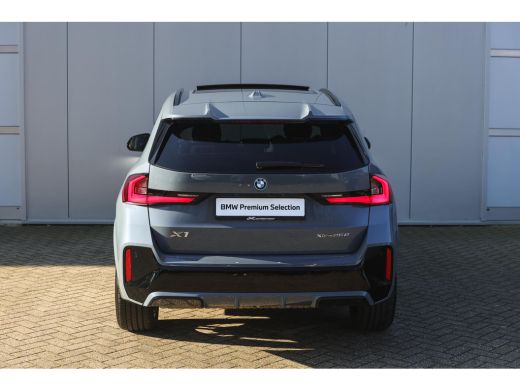 BMW X1 xDrive25e M Sport Automaat / Panoramadak / Trekhaak / Sportstoelen / M Adaptief onderstel / Comfo... ActivLease financial lease